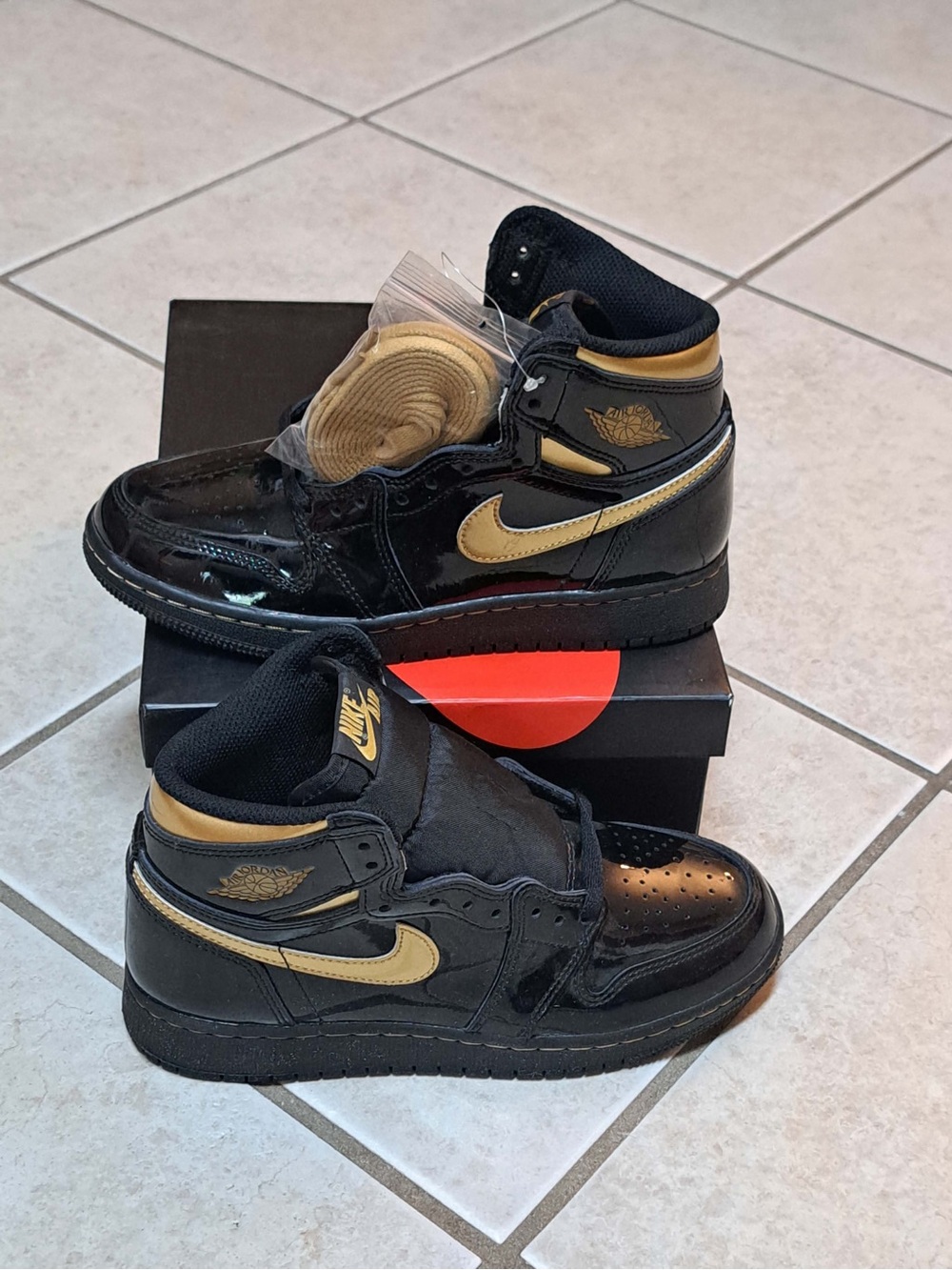 Jordan 1 Retro High OG (GS) 'Black Metallic Gold' - Big Kids Size 4Y / Wmns 5.5